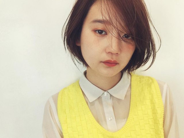 丸顔さんに似合う前髪なしのストレートショートボブヘアスタイルにした女性の画像