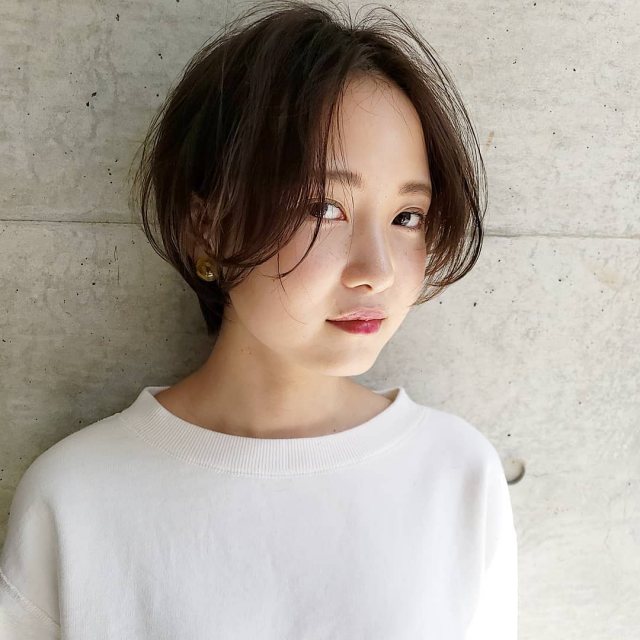 丸顔さんに似合う髪型の前髪なしのストレート黒髪ショートボブヘアスタイルにした女性の画像