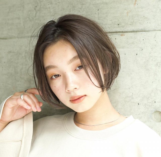 丸顔さんに似合う髪型の前髪なしのストレートショートボブヘアスタイルにした女性の画像