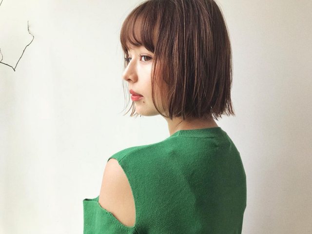 丸顔さんに似合う髪型の前髪ありの抜け感ストレートボブヘアスタイルにした女性の画像