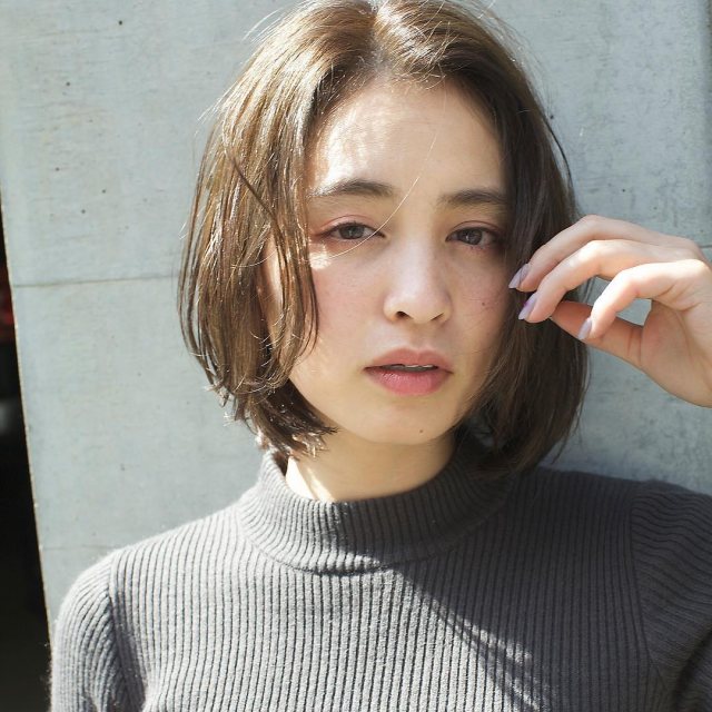 丸顔さんに似合う髪型の前髪なしの内巻きストレートボブヘアスタイルにした女性の画像