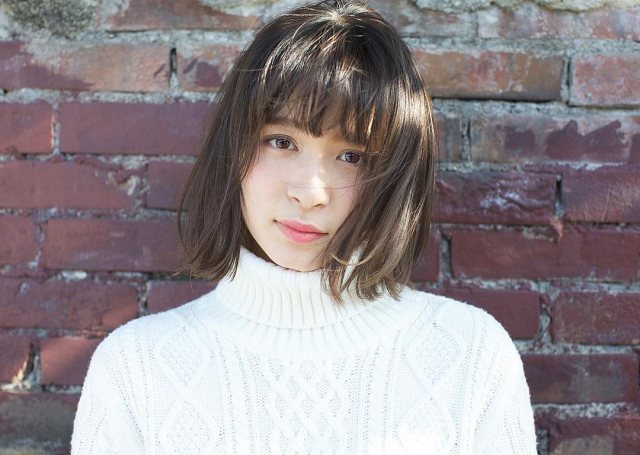 丸顔さんに似合う髪型の前髪ありの重めストレートボブヘアスタイルにした女性の画像