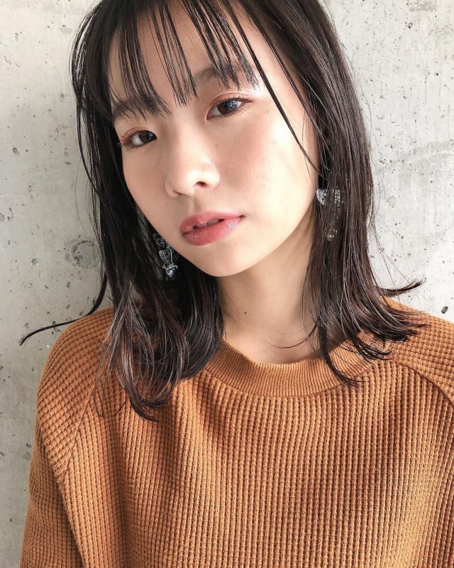 丸顔さんに似合う髪型のシースルー前髪ありの黒髪ストレートボブヘアスタイルにした女性の画像