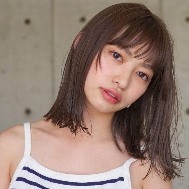 丸顔さんに似合う髪型の前髪ありの無造作ストレートボブヘアスタイルにした女性の画像