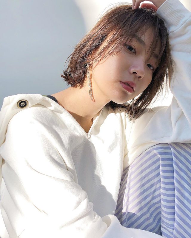 丸顔さんに似合う髪型の前髪ありの透け感ストレートボブヘアスタイルにした女性の画像