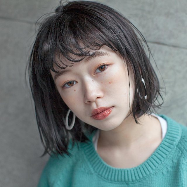 丸顔さんに似合う髪型の前髪ありの黒髪ニュアンスストレートボブヘアスタイルにした女性の画像