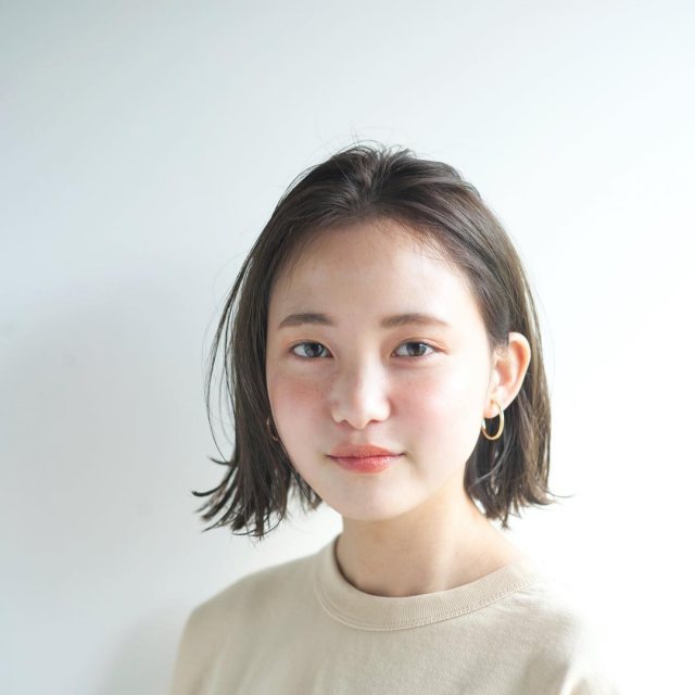 丸顔さんに似合う髪型の前髪なしの外ハネニュアンスストレートボブヘアスタイルにした女性の画像