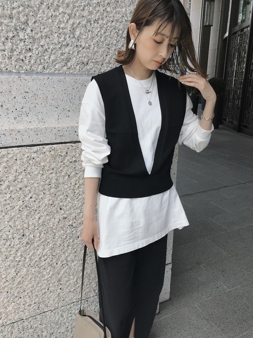 白 黒 ベージュ カーキ この4色あれば春コーデはおしゃれになる Lamire ラミレ