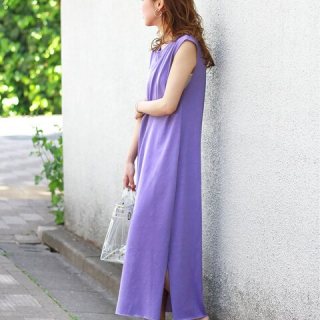 紫のワンピースに似合う色のクリアバッグを組み合わせたレディースファッションコーディネート