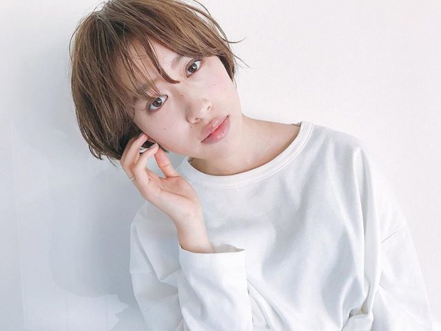 毛束に動きのあるマッシュショートヘアの女性