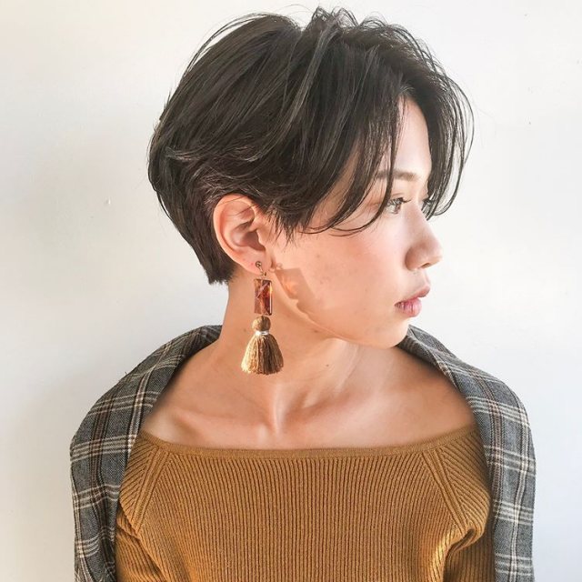 大ぶりのピアスをつけているハンサムショートヘアの女性