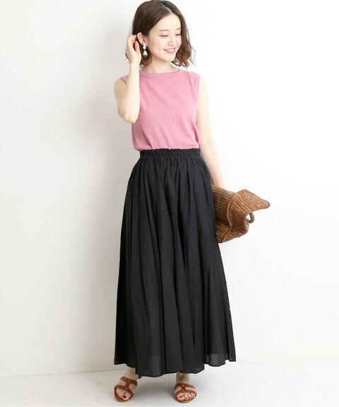 ピンクのトップスに黒のスカートを合わせたイエベ春タイプさんに似合う服装
