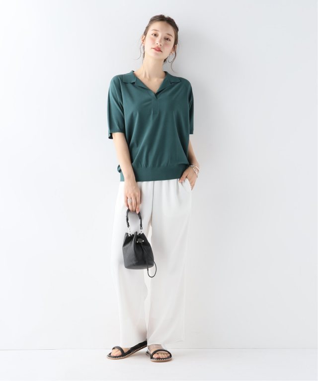 深緑色のポロシャツに似合う色の白ワイドパンツを着たレディース春夏コーディネート