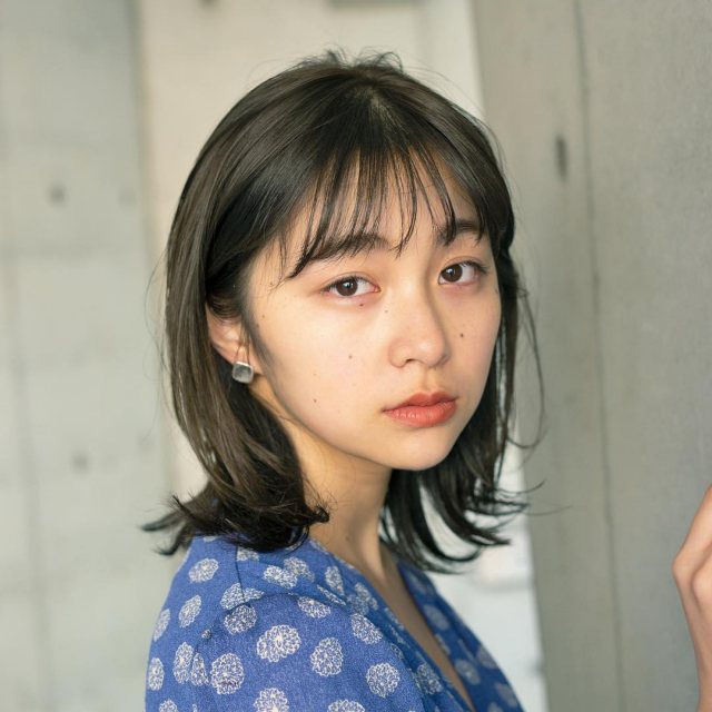 ミディアムボブヘアスタイルを外ハネさせた巻き方をした画像