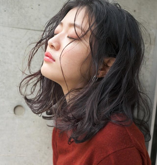 ミディアムヘアスタイルを内巻き外巻きミックスした巻き方をした画像