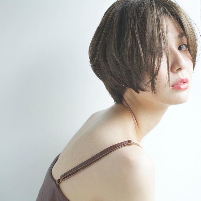 大人かわいい前髪なしのストレートマッシュボブヘアスタイルにした女性の画像