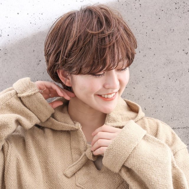 大人かわいい前髪ありのマッシュボブヘアスタイルにした女性の画像