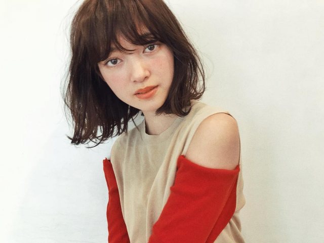 大人かわいい前髪ありのミディアムマッシュボブヘアスタイルにした女性の画像