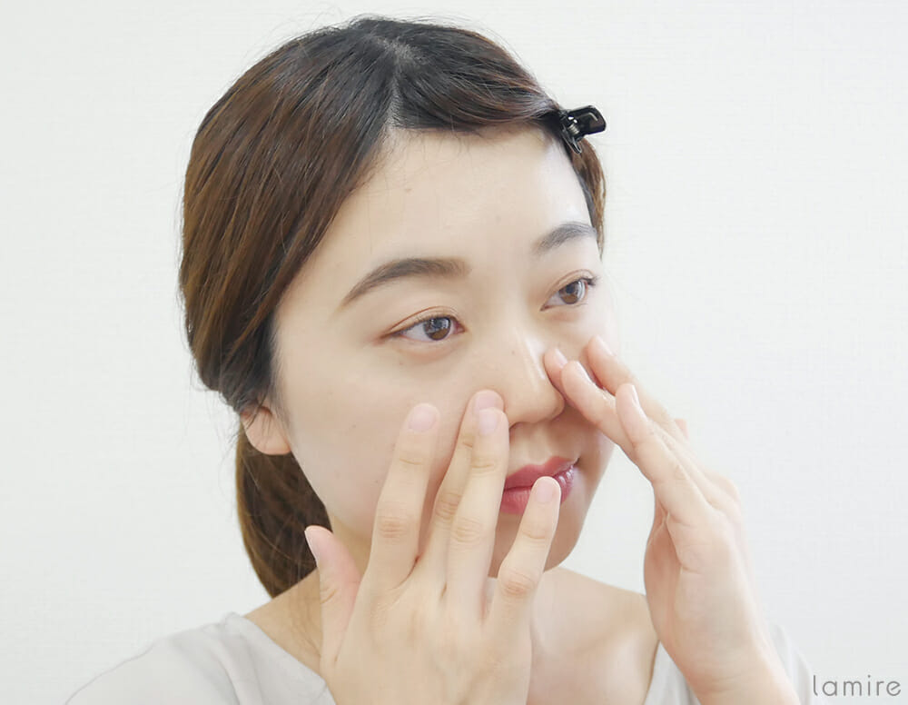 指先を使って、小鼻に化粧水を馴染ませている女性の写真