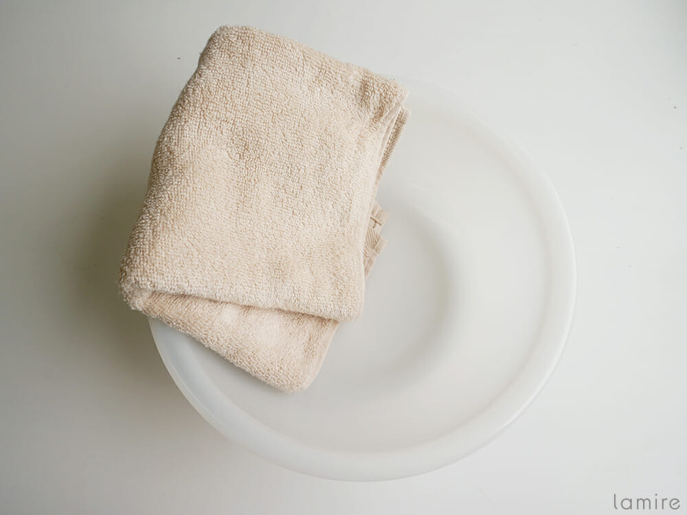 タオルと洗面器がテーブルに置かれている写真
