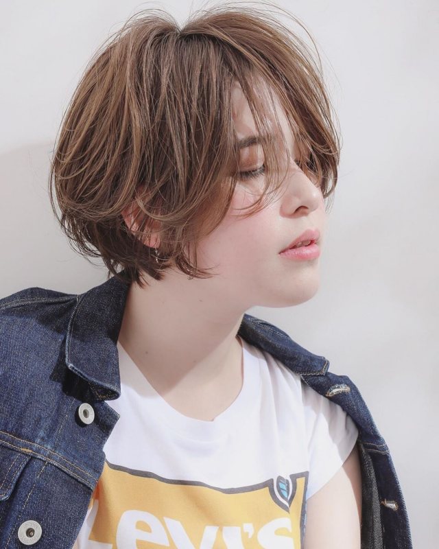 大人可愛い髪型のショートヘアをミックスワンカールにセットした女性の画像