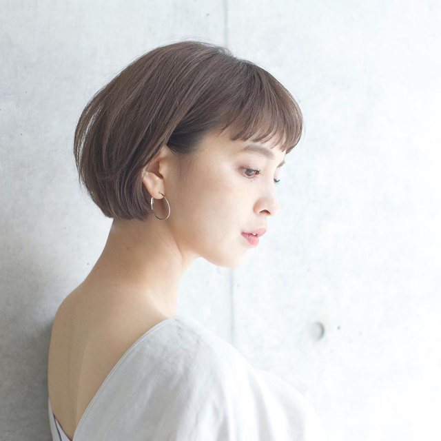 ショートボブヘアを内巻きワンカールさせた巻き方をした女性のイメージ画像