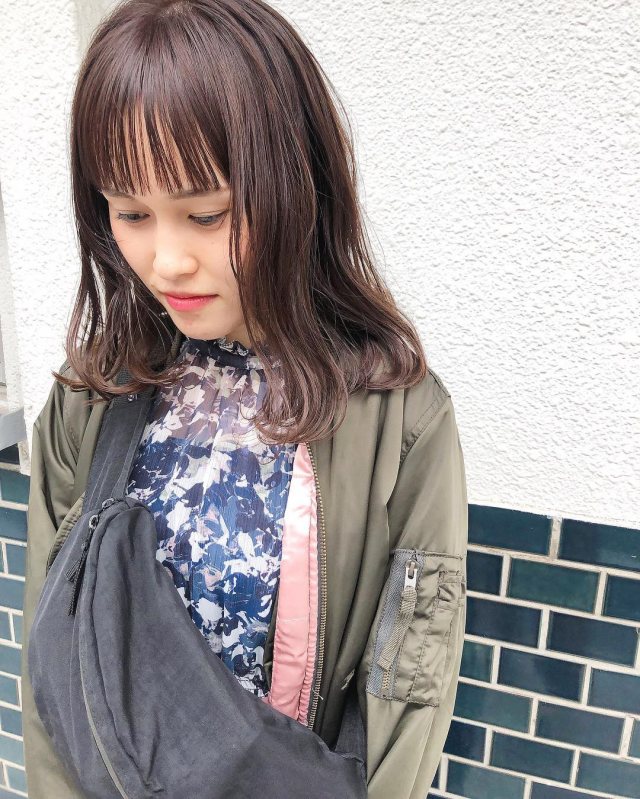ミディアムヘアを内巻きワンカールの巻き方にセットした女性のイメージ画像