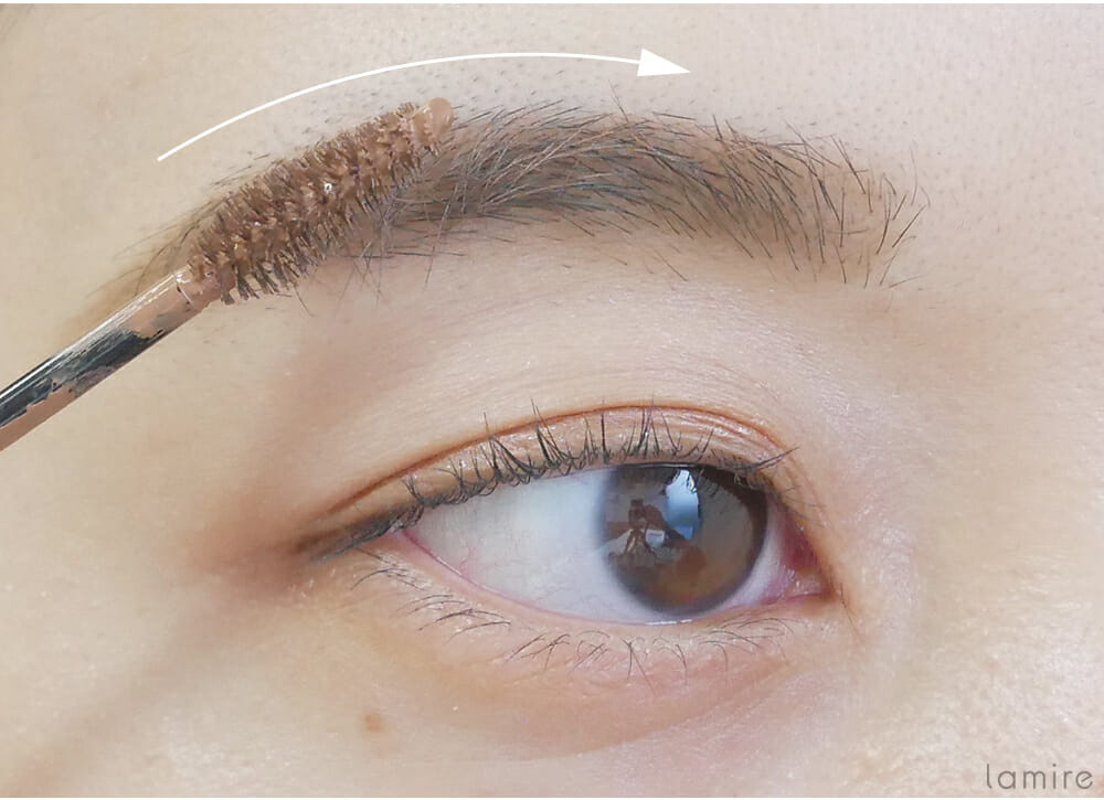 眉マスカラを眉毛に使用している女性の目元の写真