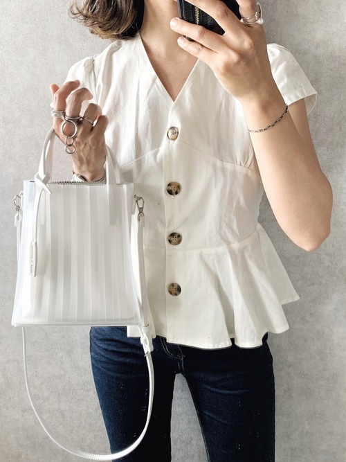 ボタンブラウスのコーデ16選 流行の前ボタントップスがレトロで大人可愛い Lamire ラミレ