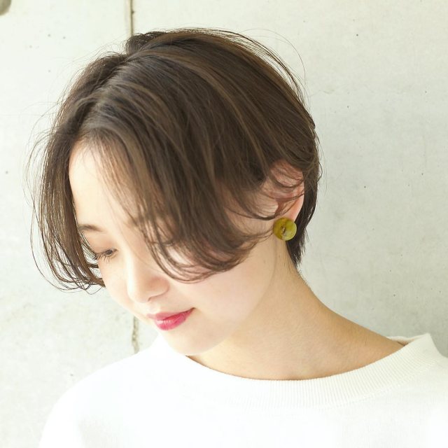 可愛げがある愛嬌たっぷりな女性のイメージ画像