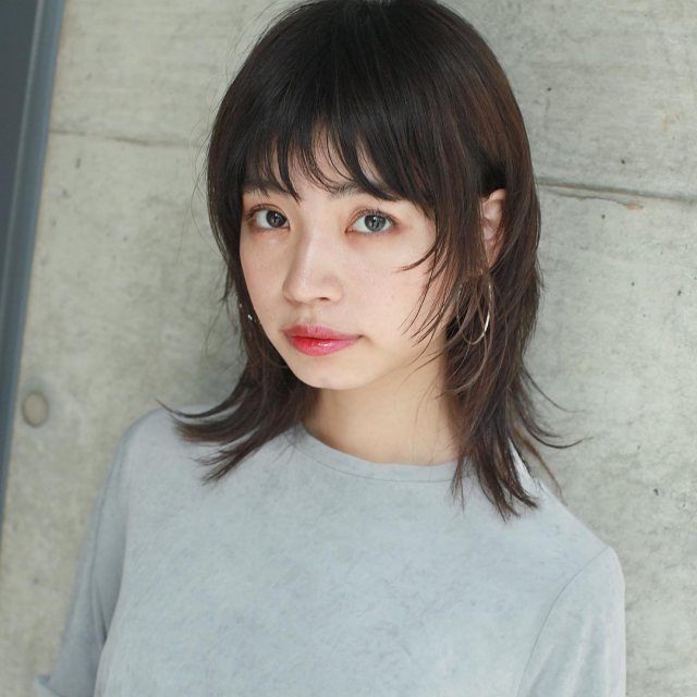 大人かわいい前髪ありの黒髪ウルフカットミディアムヘアスタイルにしたレディースの画像