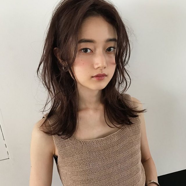 大人かわいい前髪なしのウルフカットロングヘアスタイルにした女性の画像