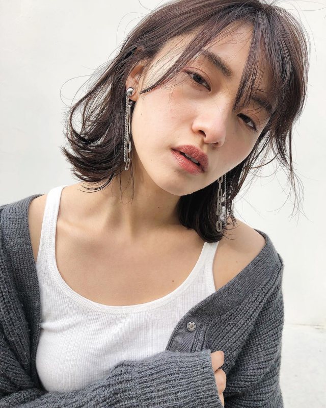 ミディアムヘアスタイルが似合わない面長の女性のイメージ画像