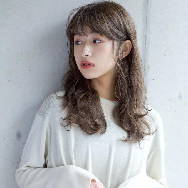可愛げがない素直じゃない女性のイメージ画像