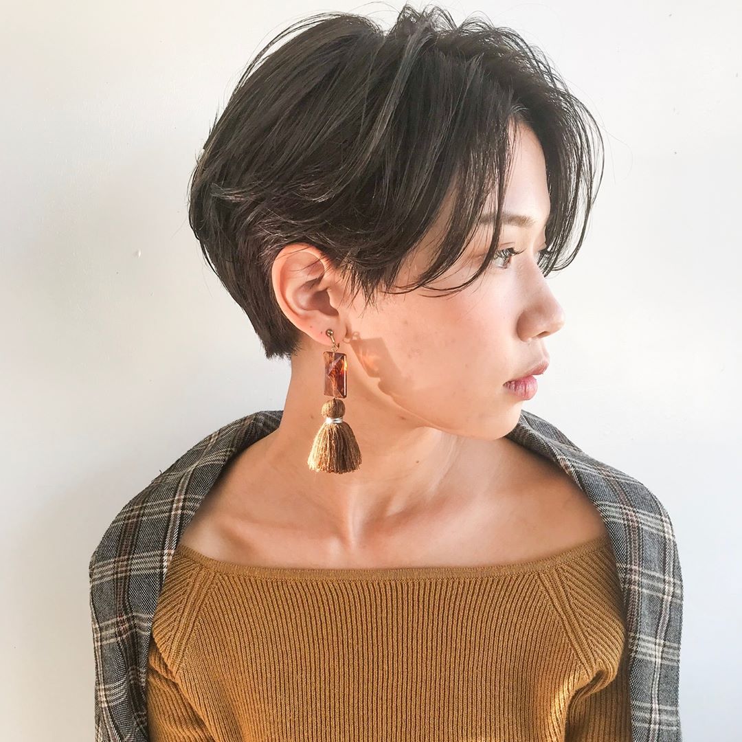 アッシュが似合わない女性の特徴の肌が色黒な女性のイメージ画像