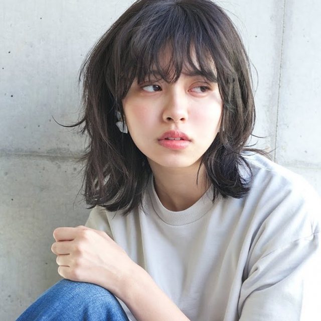 大人かわいい黒髪ミディアムウルフカットヘアスタイルにしたレディースの画像