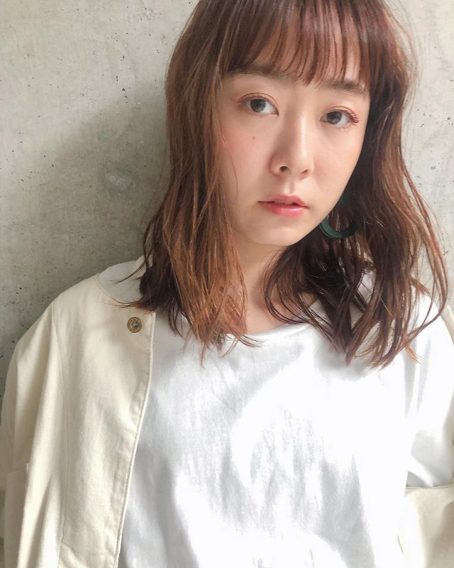 ミディアムヘアが似合わない面長の女性が前髪ありのヘアスタイルにしたイメージ画像