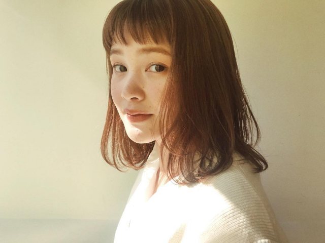 ミディアムへアスタイルが似合わない丸顔の女性のイメージ画像