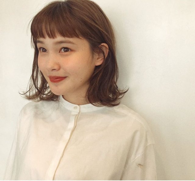 可愛げがある前向きな女性のイメージ画像