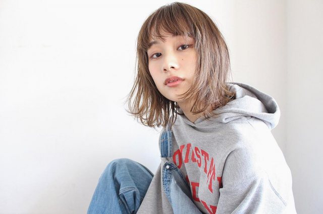 ミディアムヘアスタイルが似合わない髪の毛が乾燥している女性のイメージ画像