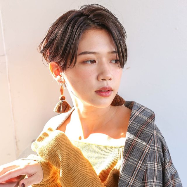 ベリーショートが似合わない面長の女性のイメージ画像