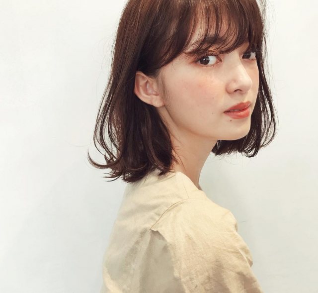 ミディアムヘアが似合わない女性がミディアムボブに変えたイメージ画像