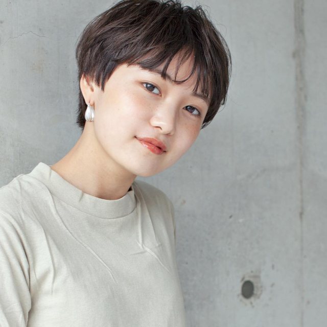 ベリーショートが似合わない黒髪の女性でも似合うようにメイクを変えたイメージ画像
