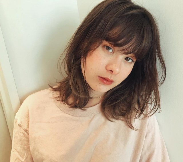 ミディアムヘアが似合わない首が短い女性のイメージ画像