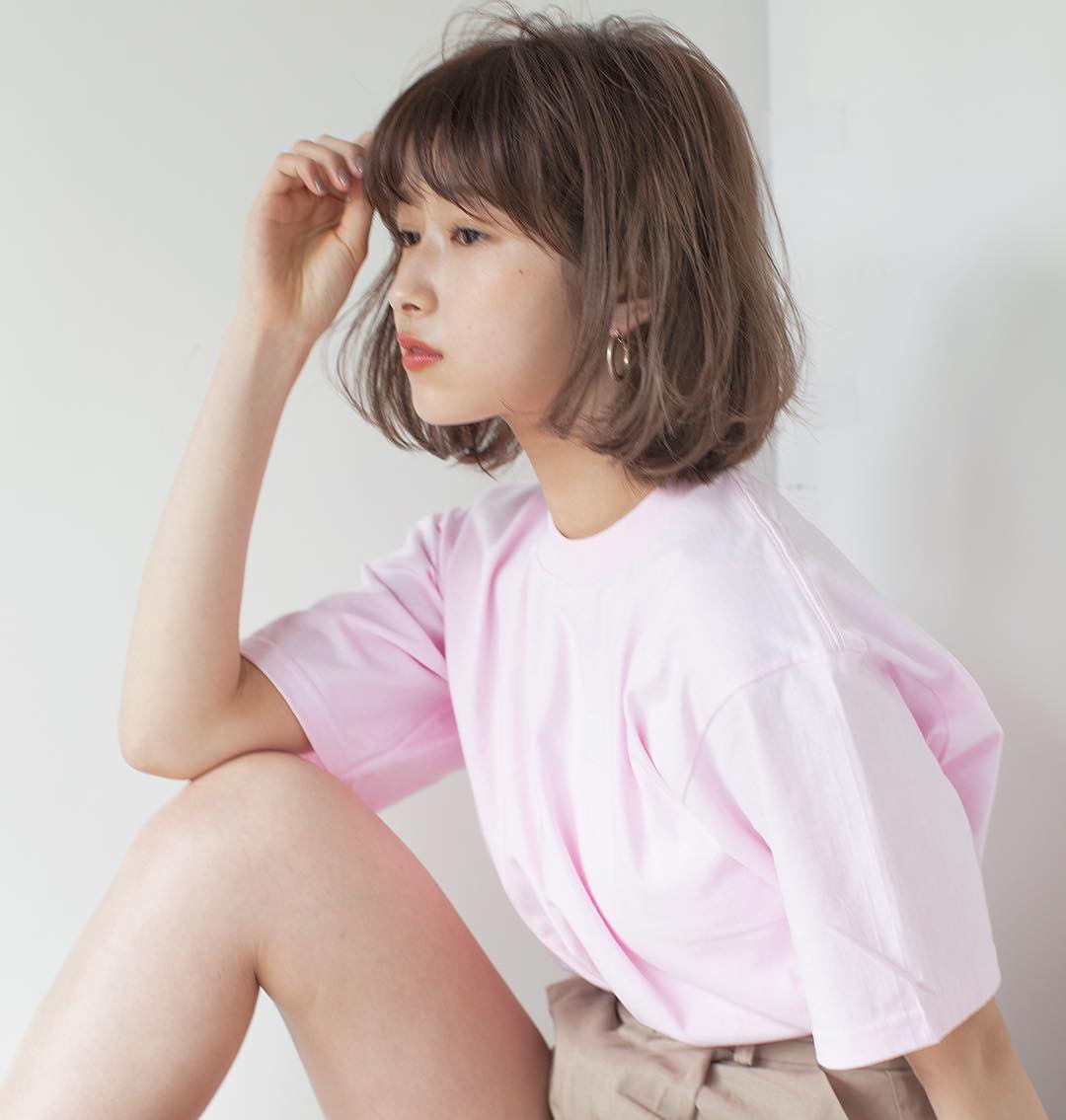アッシュが似合わないメイクとの雰囲気があっていない女性のイメージ画像