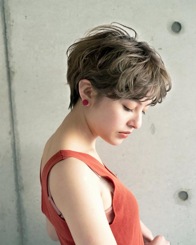 ショートが似合わないクールな雰囲気の女性でも似合うようにメイクを変えたイメージ画像