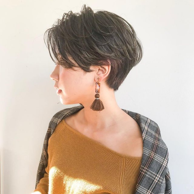 服装のバランスが悪くてベリーショートが似合わない女性のイメージ画像