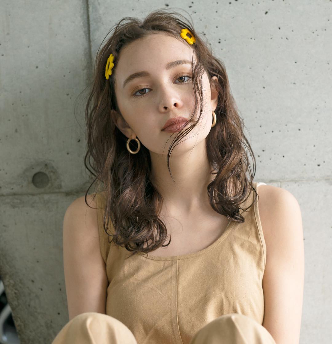 アッシュが似合わないパーソナルカラーがイエベの女性でも似合う黄味のあるヘアカラーに変えたイメージ画像