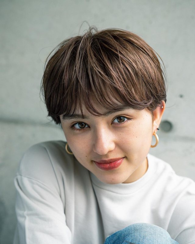 ベリーショートが似合わない女性でも似合うように服装のバランスを整えたイメージ画像