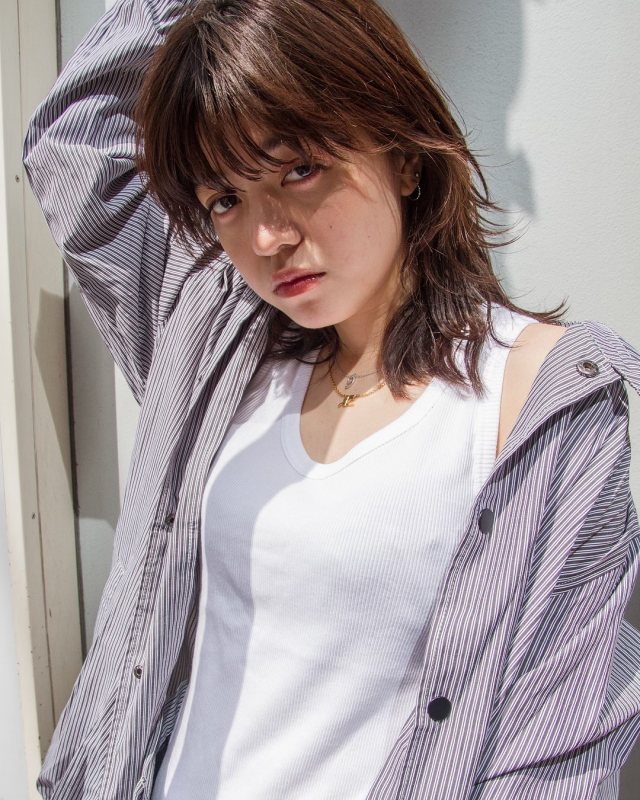 ミディアムヘアスタイルが似合わないくせ毛の女性のイメージ画像